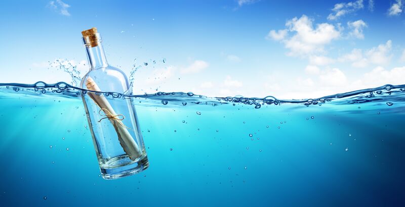 Flaschenpost im Meer als Symbol für eine vertrauliche Meldung